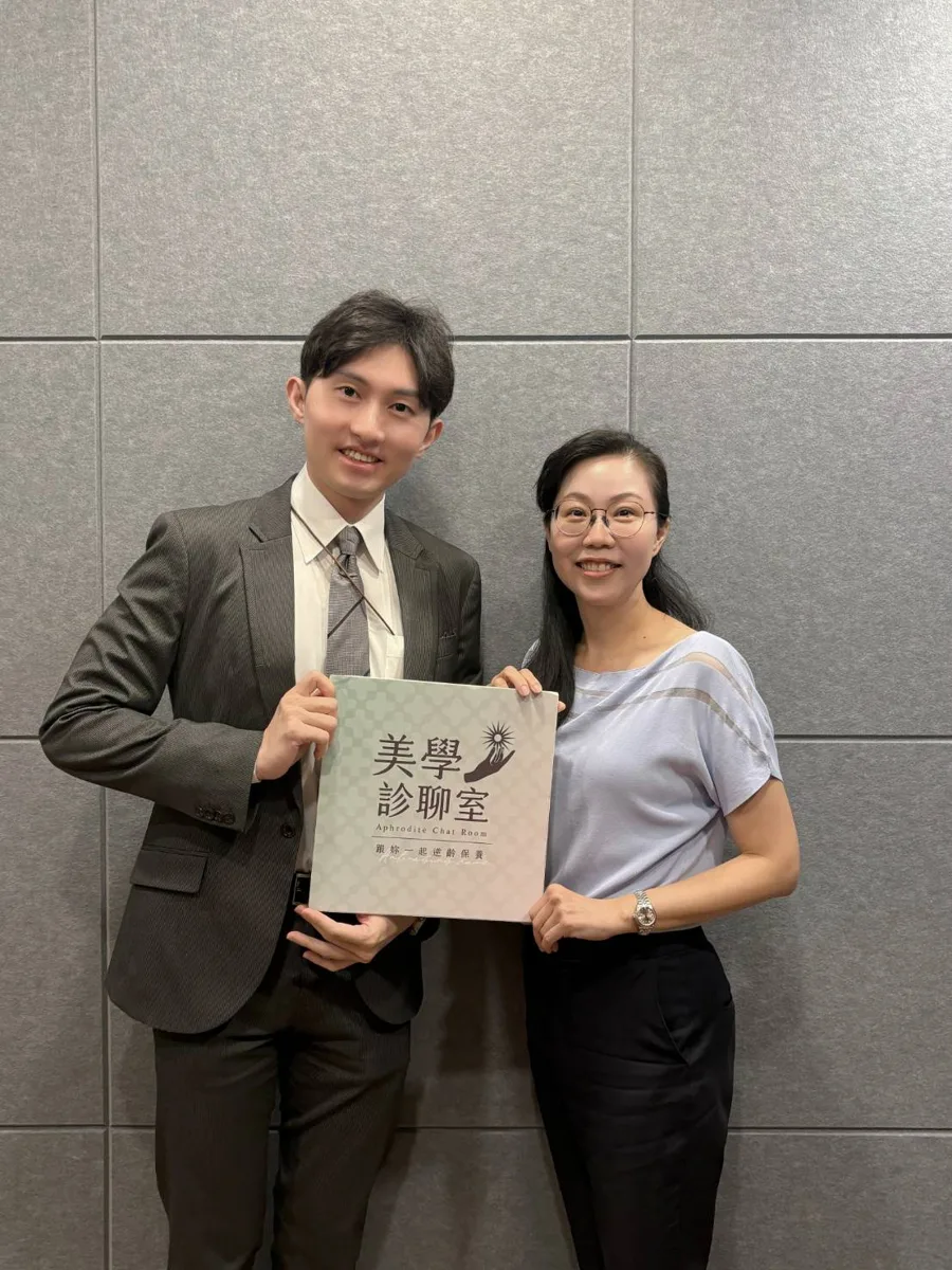 凌濼傑醫師與主持人黃靜雯醫師在《美學診聊室》錄音室合照
