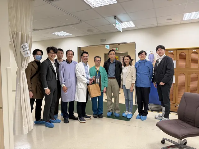 十人在心導管室門口合影