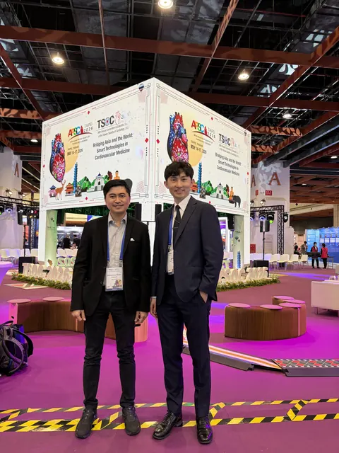 與 Dr. Rafdi Amadis 在 APSC TAIPEI 2026 主視覺前合影