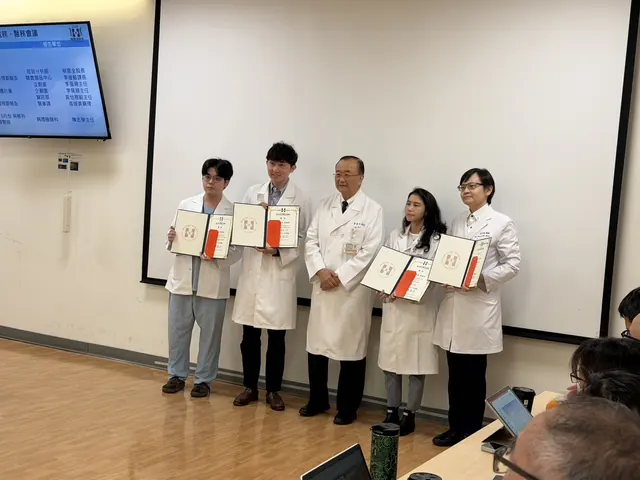 五位醫師手持獎狀在會議室合影