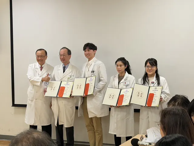 五位白袍醫師手持獎狀合影