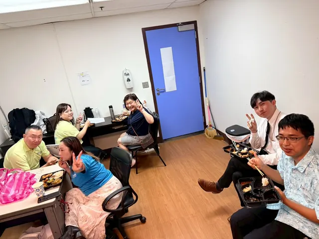 七人坐在辦公室吃便當