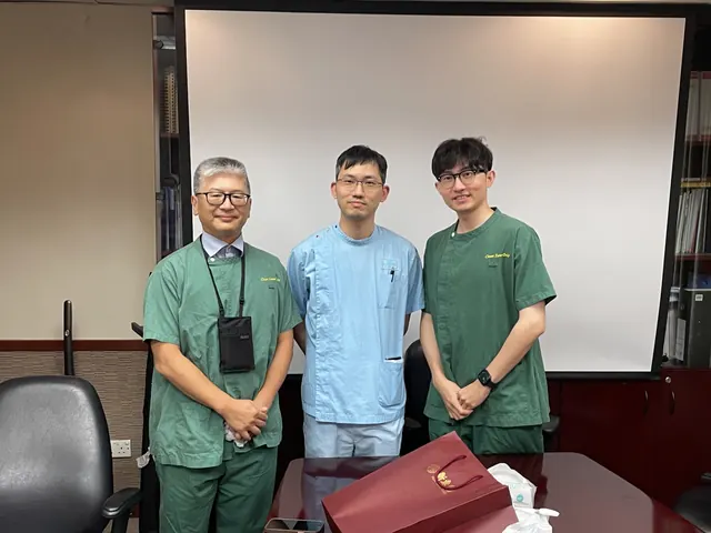三位醫師穿刷手服在會議室合影