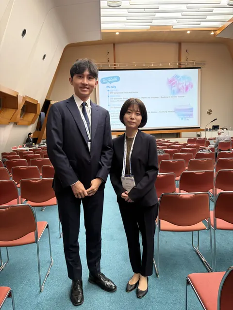 與 Dr. Shiomi 在議程投影幕前合影