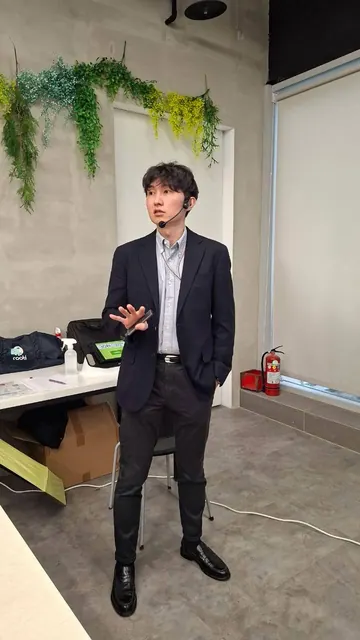 凌濼傑醫師戴耳掛麥克風演講