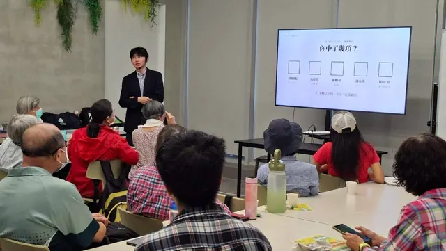 凌濼傑醫師對台下長者演講