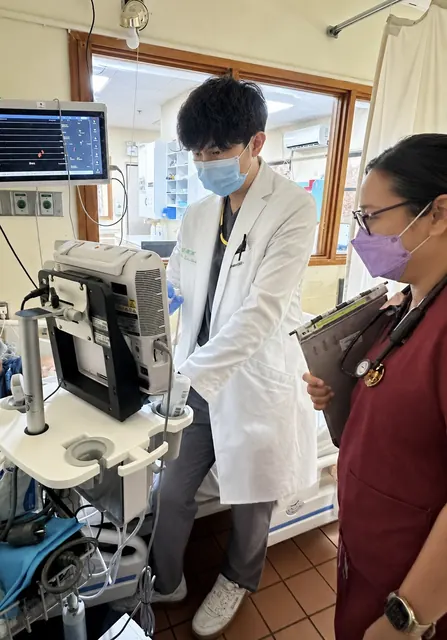 凌濼傑醫師戴口罩手套操作床邊儀器