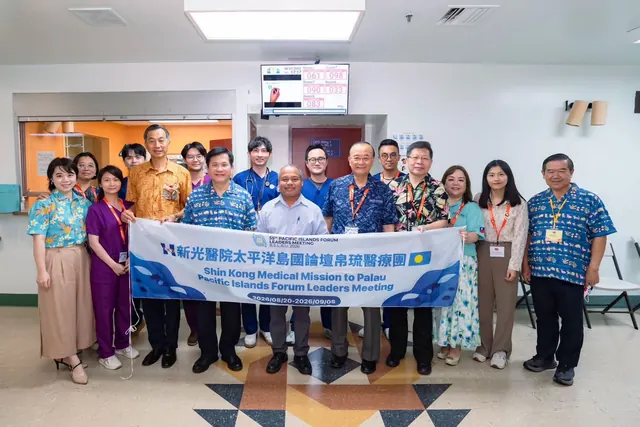 新光醫院帛琉醫療團拉著布條合影