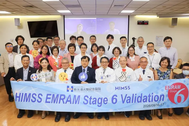 HIMSS EMRAM Stage 6 布條前的大合照