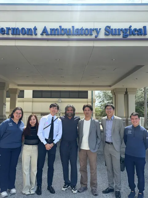 與 AdventHealth Orlando 電生理團隊在 Clermont Ambulatory Surgical Center 門口合影