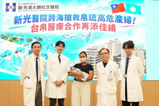 記者會看板前，醫療團隊與產婦母子合影